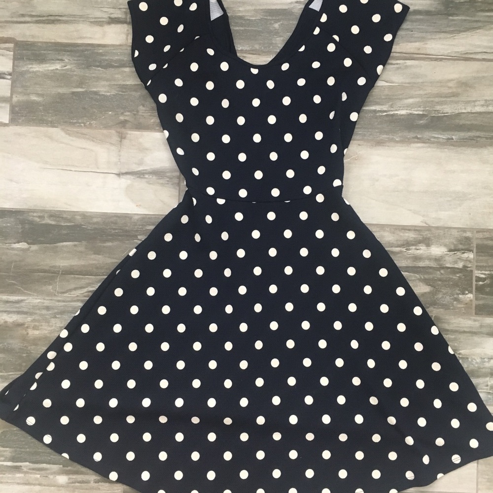Polka dot dress with back cut-out